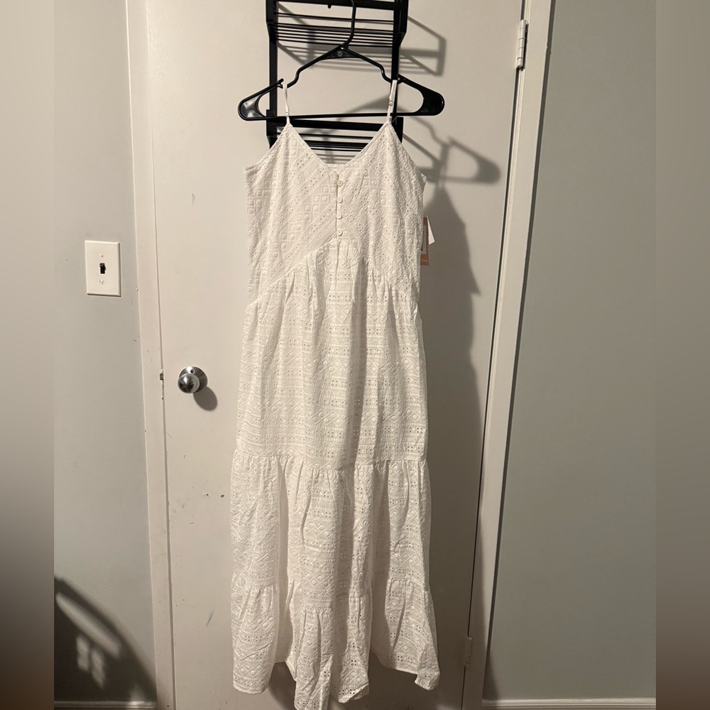 Elegant White Sleeveless Dress